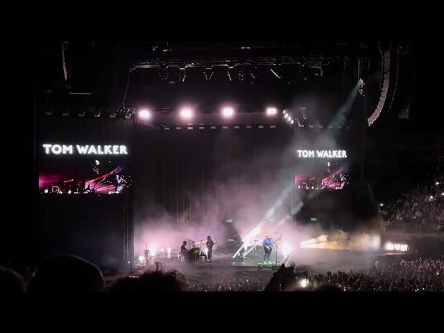 Leave A Light On - Tom Walker (Live from the O2 Arena, London - November 23, 2024)