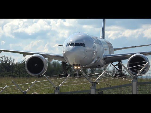 🟊FRA🟊 Boeing777-F Lufthansa Cargo, Cargo Human Care rollt über Spotterbrücke