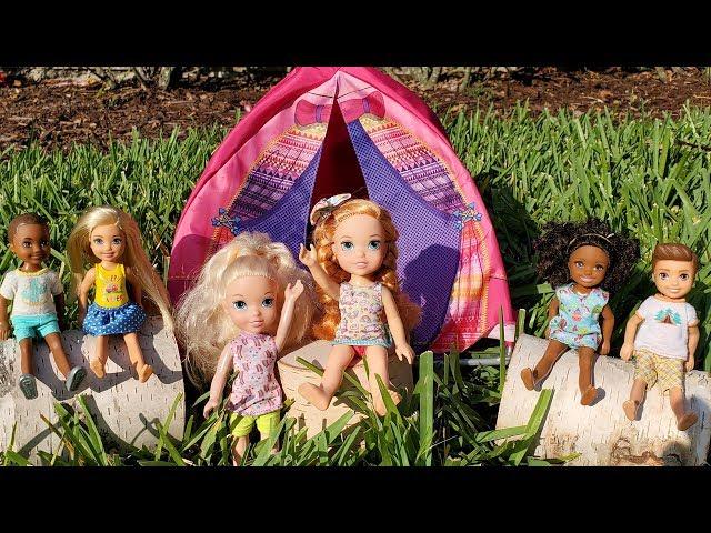 CAMP ! Elsa and Anna toddlers - camping - Barbie is counselor - outdoors activities