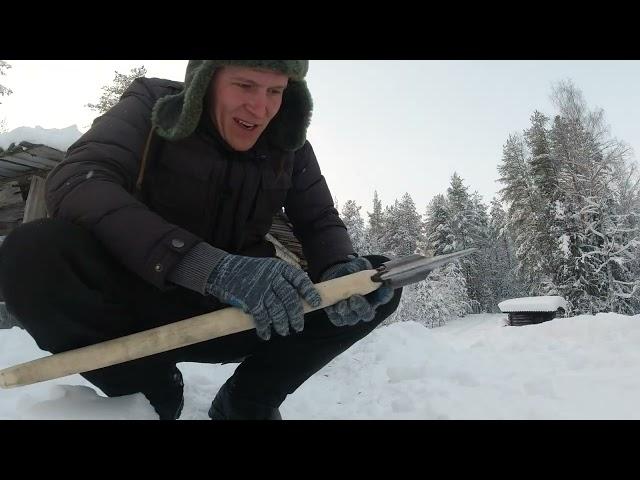 В дедовской избе. Так отец научил, чтобы ноги не замерзли.