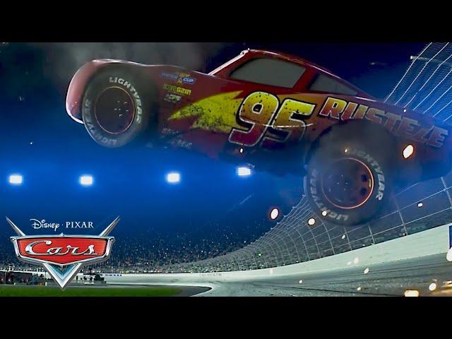 Rayo McQueen se Estrella Durante la Carrera | Pixar Cars