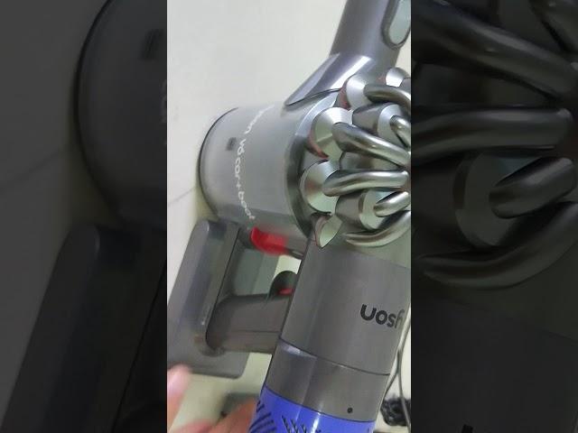 how to use the replacement battery of Dyson V6