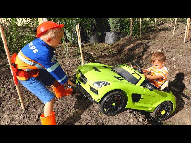 Niki ride on children's car and stuck in the ground Vlad tows on the tractor