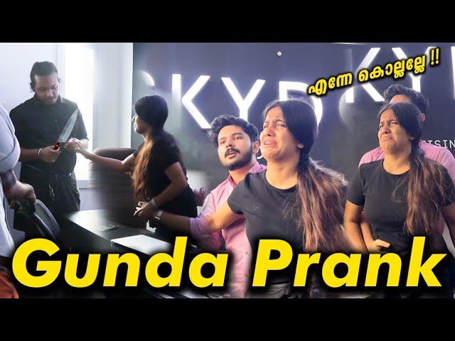 ഗുണ്ടകളെ കണ്ടു പെൺകുട്ടി പൊട്ടികരഞ്ഞു | Gunda Prank | kerala | malayalam | mallu girls | kl prank