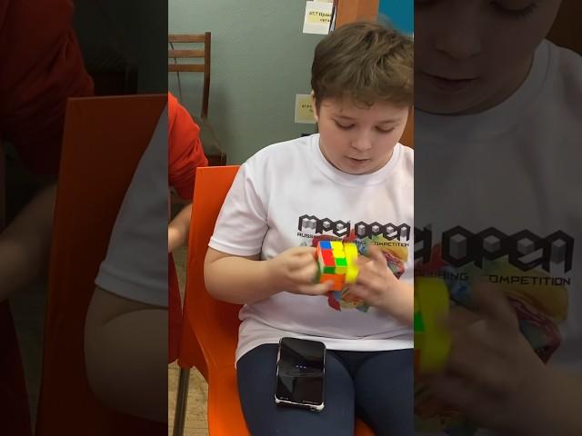 Чемпионат по сборке кубика рубика. Треним 3х3 коленках. Я, Сосновских Артем (екатеринбург) и Рудик