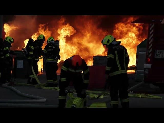 Großbrand im ASZ Traun am 28.12.2024 | Feuerwehr im Einsatz