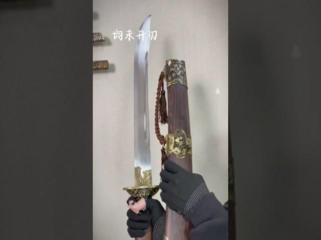 知道这是什么冷兵器吗？#冷兵器 #龙泉剑 #汉剑 #唐刀 #武士刀 #试斩 #清刀 #环首刀 #雁翎刀 #日本刀#太刀 微信:44137552