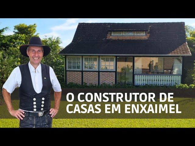 Conheça o empresário que ainda produz casas com a técnica enxaimel em Blumenau