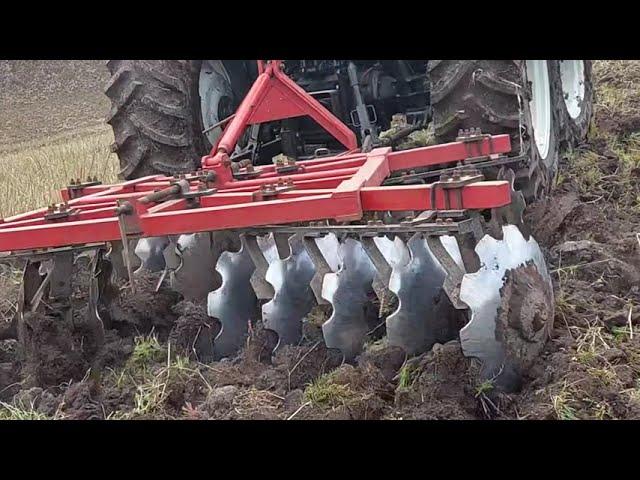 Tractor Agricola con Grada - Rastra en operación, vista trasera