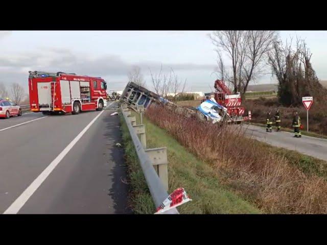 Tir contro ambulanza e Suv: tre morti a Zoppola