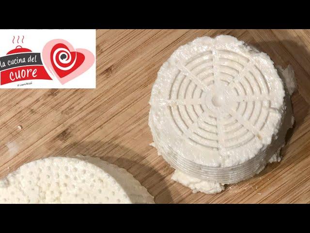 Ricotta fatta in casa senza caglio con due metodi, vedremo come ottenere anche un ottimo latticello