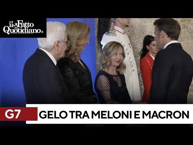 G7, il gelo tra Meloni e Macron: lui fa il baciamano, lei accenna un sorriso tirato