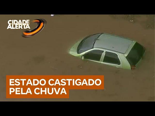 Carros submersos e pessoas ilhadas: São Paulo sofre com pontos de alagamento após chuva