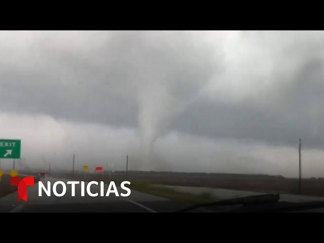 Texas sufre los embates del tiempo severo con múltiples tornados reportados | Noticias Telemundo