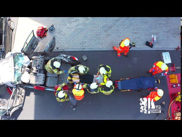 Brandmeister und Notfallsanitäter im #TeamFeuerwehrDresden - Feuerwehr Dresden
