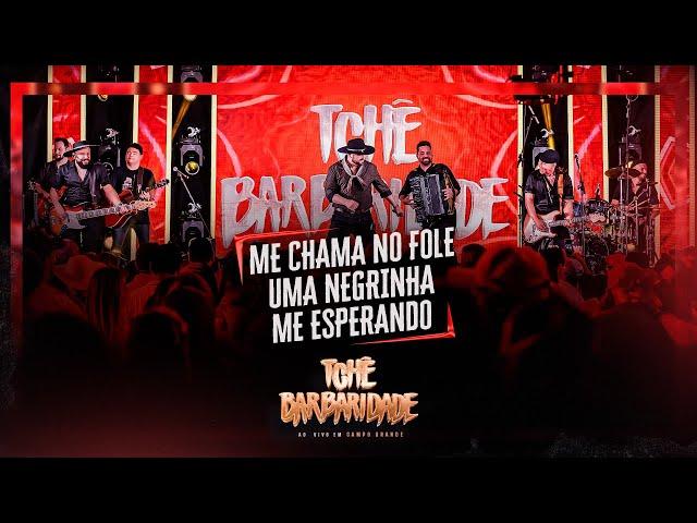 Tchê Barbaridade - ME CHAMA NO FOLE / UMA NEGRINHA ME ESPERANDO (Ao Vivo em Campo Grande)