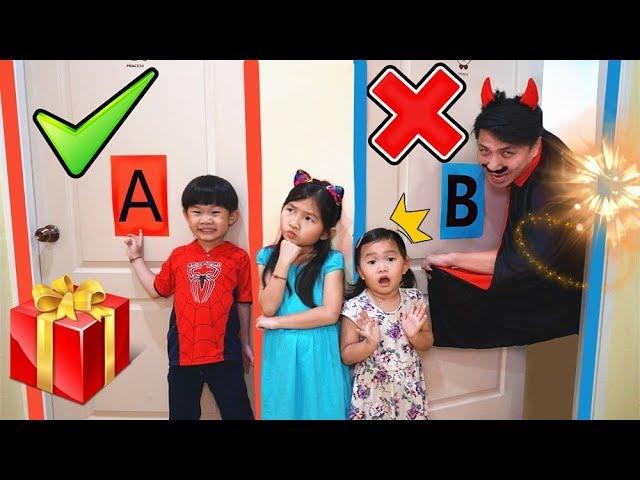 別選錯門挑戰！見到爸爸？還是禮物呢？親子互動~ Don't Choose the Wrong Door！Fun for Kids.