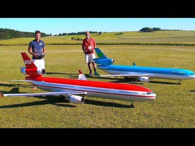 INCREDIBLE !! 2 HUGE RC MD-11 PASSENGER SCALE MODEL TURBINE JET AIRLINER SYNCRO FLIGHT DEMONSTRATION