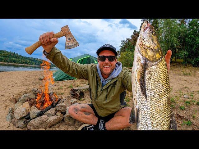 Campamento en solitario bajo la lluvia – Pesca, exploración y cocina de increíbles platillos