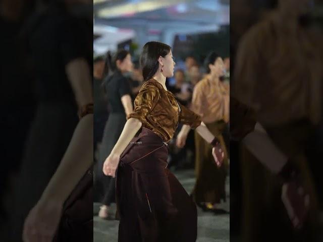 Beautiful Tibetan women，Tibetan song, popular Tibetan dance