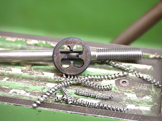 Cutting external threads on a lathe