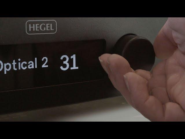 Unboxing the Hegel H90 amplifier (subtitled)