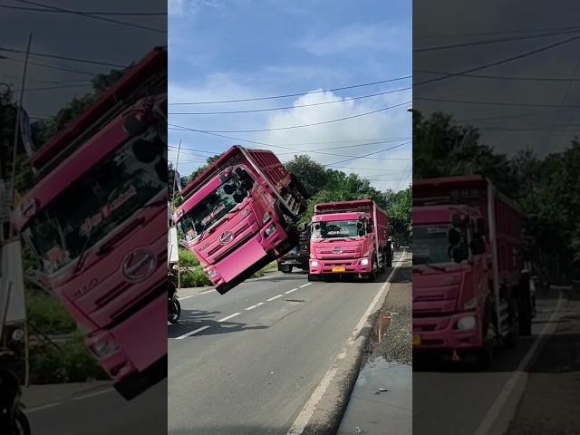 Manuver Truk Hino Cantik vs Isuzu Box telolet basuri v3 #telolet #teloletbasuri #trukoleng #basuri