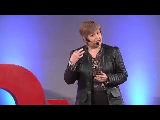 Cómo sobrevivir a una crisis económica | Marianela Denegri | TEDxUFRO