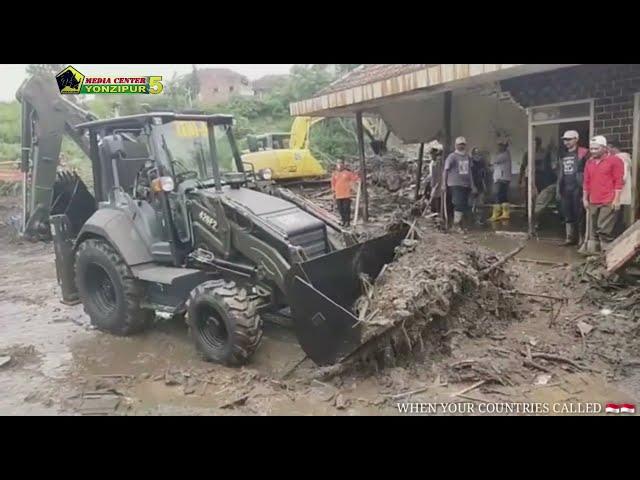 TNI BANTU KORBAN BANJIR BANDANG, Yonzipur 5/ABW  bergerak membantu korban banjir Batu, Malang.