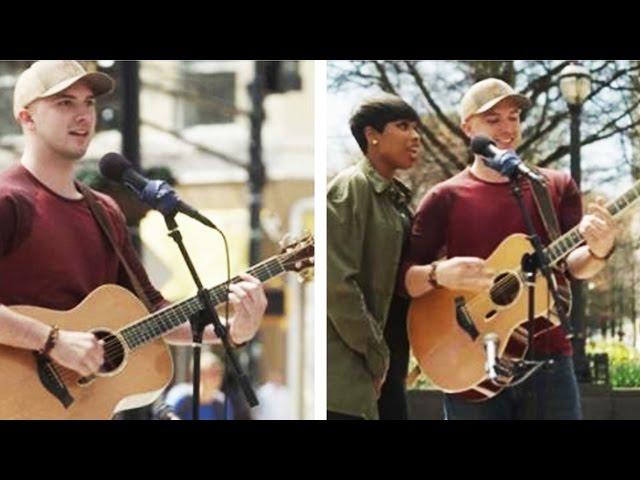 Der Musiker beginnt zu singen und keiner hört zu. Doch als SIE auftaucht, rasten alle aus!