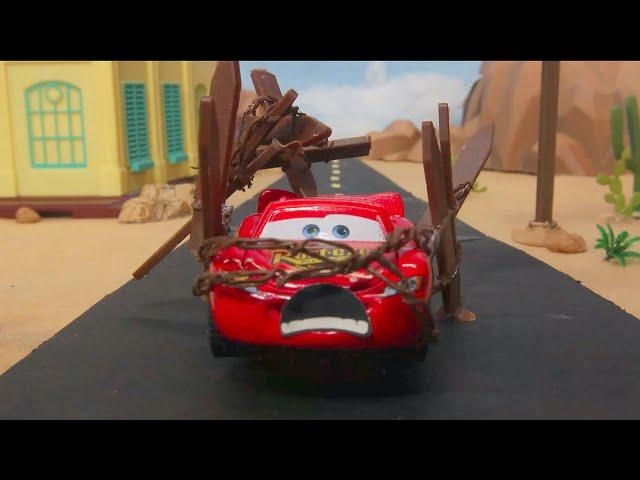 Lightning McQueen Caught Speeding! Sheriff & Miss Fritter Team Up in Crazy Speedway Obstacle Course!