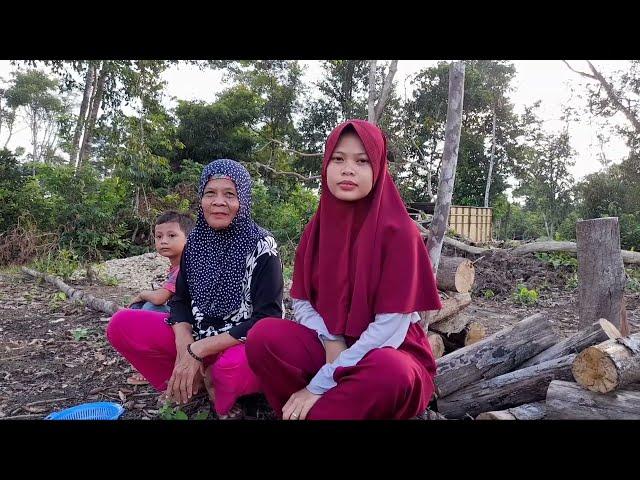 NENG WULAN MEMBANTU IBU MENANAM KACANG PACANG DAN MEMBERSIHKAN HALAMAN | WKK PROJECT