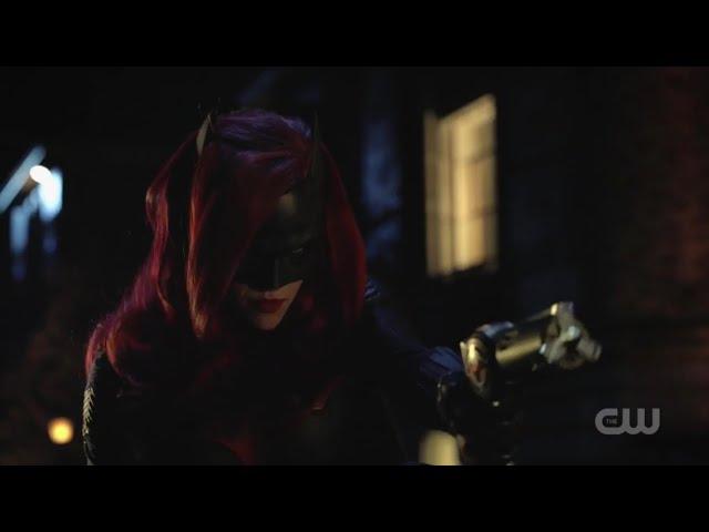 Arrow [7x9] BatWoman saves Barry and Cisco