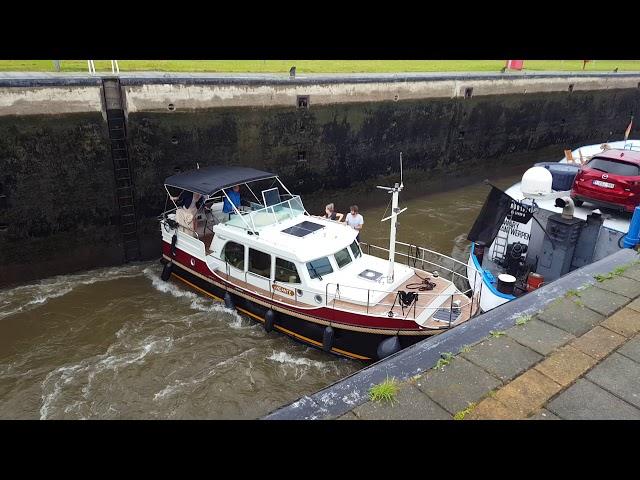 Onervaren  een sluis binnen varen