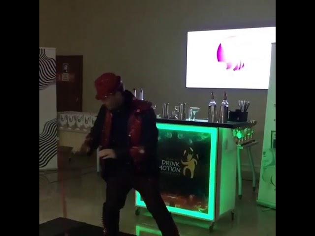 Moving showtime magic trick from #DrinkEmotion show-bar 
#barshow #шоу_бармен #барменшоунасвадьбу #ш