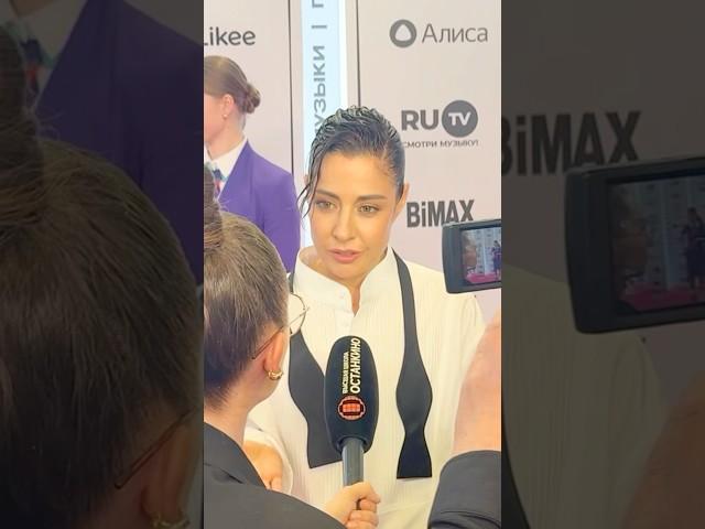 Люблю мужские рубашки. Люблю Sade. Люблю лица без фильтров Люблю живые эмоции.  А ты?