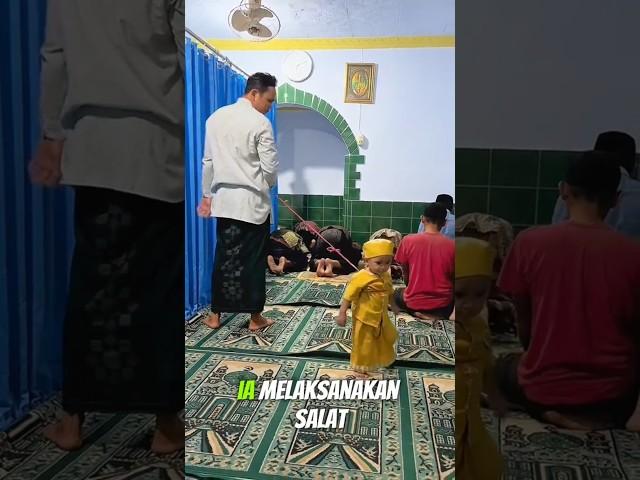 momen lucu ketika seorang ayah sholat bersama anaknya yang super aktif ‼️‼️ #ngakak #lucu #kocak