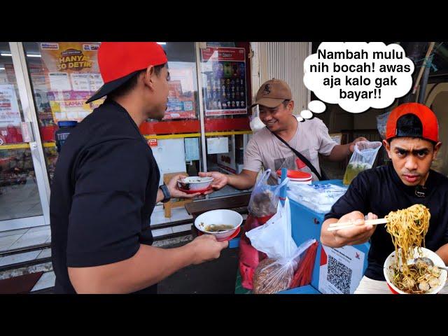 GAK BERHENTI NAMBAH DI MIE BAKSO DEPAN MINI MARKET yg JUALAN UDAH 32 Tahun!