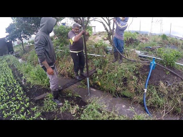 FURANDO POÇO ARTESIANO NO BRAÇO  - AGUA BOA COM "5,30" METROS DE FUNDURA AQUI TEM!!!