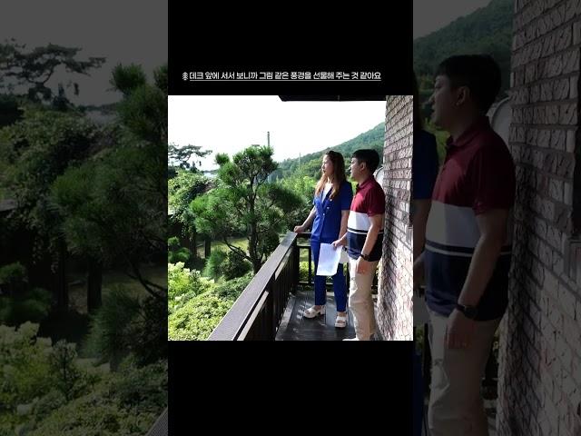 입구부터 집 앞까지 값비싼 수목들로 가득한 정원과 북한강 뷰를 가진 전원주택