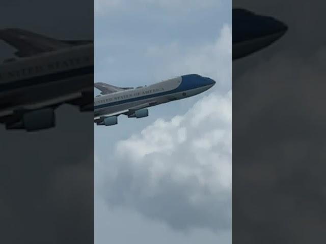 Air Force One doing a flyby of the Daytona 500 with the President #shorts #airforceone #daytona500