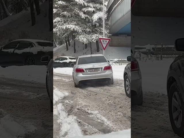 눈오면 스노우타이어든 4륜이던 도로가 아사리판이고만ㅋㅋㅋ