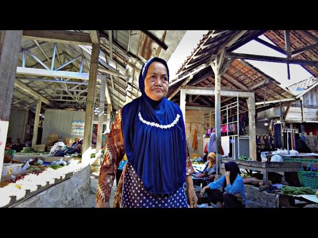 Daily life and community routines in Indonesian village markets