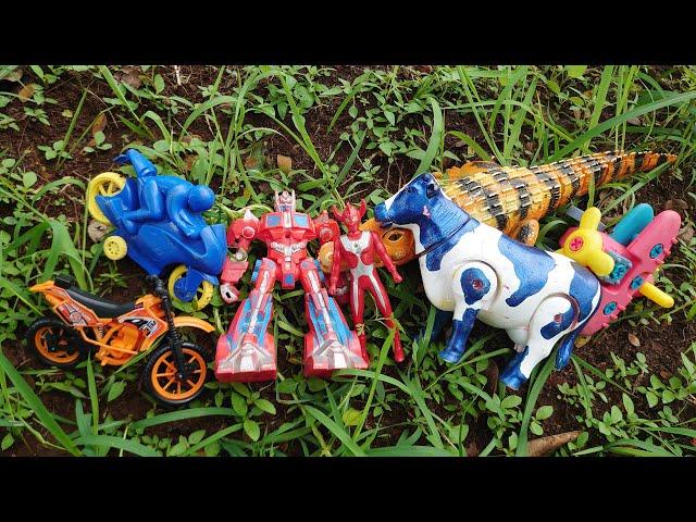 Mencari dan Menemukan Mainan Robot Transformer, Optimus Prime, Ultraman, Buaya, Sapi, Motor Balap.