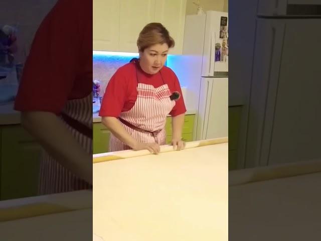 РАСКАТАЛА ТЕСТО БОЛЬШЕ ЧЕМ СТОЛ 