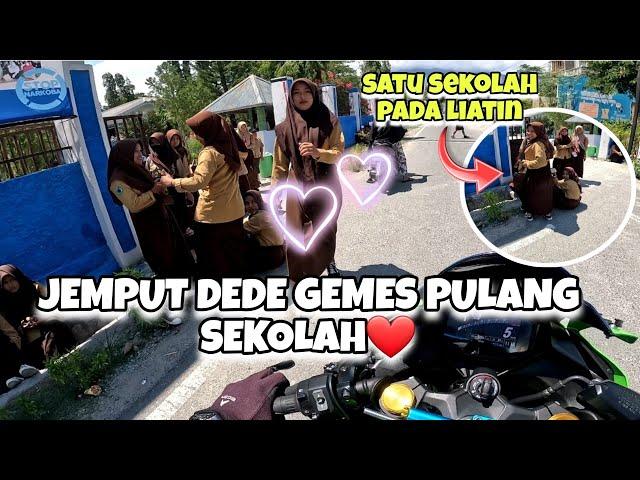 JEMPUT DEDE GEMES PULANG SEKOLAH PAKE ZX || SATU SEKOLAH PADA HEBOH || Indonesia Motovlog (100)
