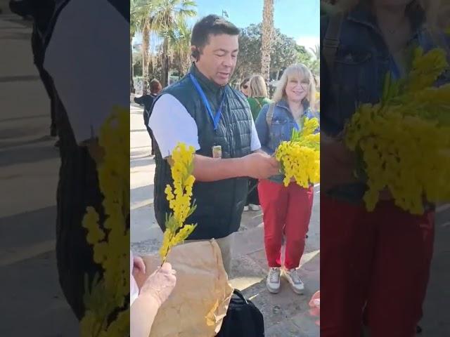 Meine russischen Freunde verteilen #Blumen zum #Frauentag auf #Malta