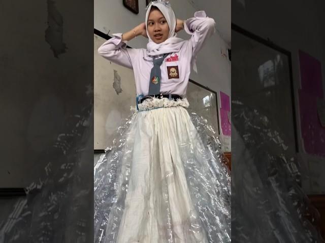 baju fashion show dari barang bekas #fashionshow #daurulang #sekolahku  (source.@geulisyanylap)