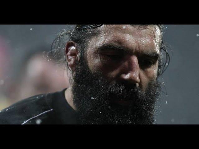 Chabal met Marc Giraud K.O en lui mettant un pain de l'espace