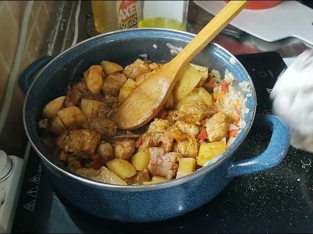 Paprikaš sa svinjskim mesom i krompirom. Odličan recept